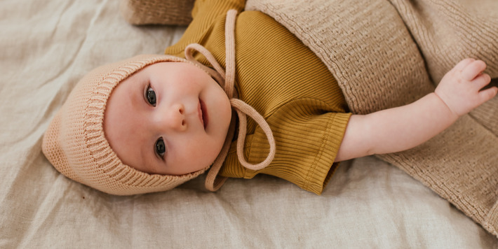 HVID Knitwear • Bonnet Dolly Apricot • Breigoed in zachte merinowol