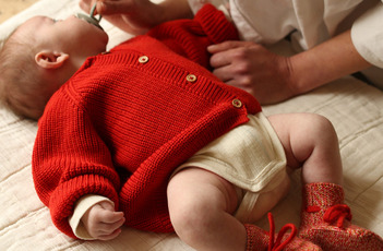 HVID Knitwear │ Cardigan Inga - red│ Duurzaam en tijdloos Belgisch breigoed van zachte merinowol voor uw kleintjes.