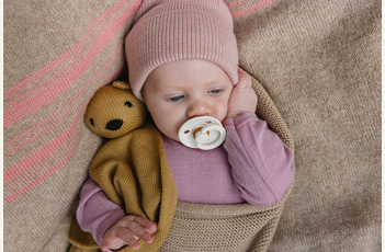 HVID Knitwear │ Teddy Tokki │ Duurzaam en tijdloos Belgisch breigoed van zachte merinowol voor uw kleintjes.