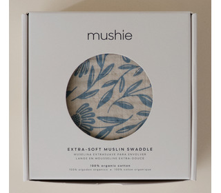 Swaddle - blue flowers - Mushie