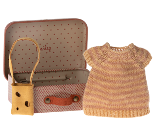 Knitted dress and bag in suitcase - big sister mouse - Maileg