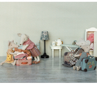 Knitted dress and bag in suitcase - big sister mouse - Maileg