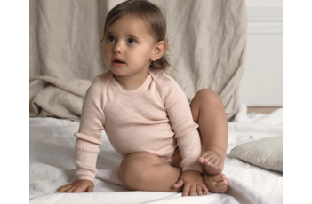 Minimalisma Scandinavische luxe basics voor kinderen en baby's.
