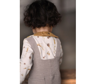 Knitted bib Fjola - honey - Saga Copenhagen