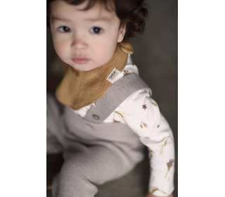 Knitted bib Fjola - honey - Saga Copenhagen