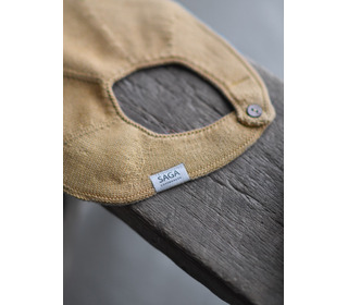 Knitted bib Fjola - honey - Saga Copenhagen