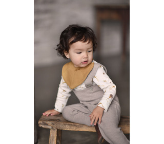Knitted bib Fjola - honey - Saga Copenhagen